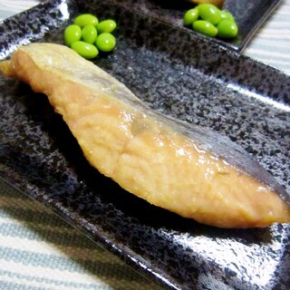 ビニール袋で漬けておくだけ♪鮭の簡単味噌焼き